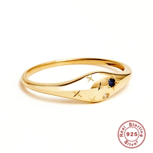 Detail eines S925 Silberrings in Gold mit blauem Sternen-Edelstein und klarem Zirkon