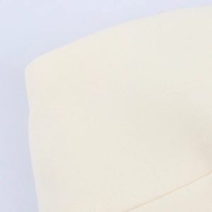 Dettaglio macro della trama del tessuto a rete bianco crema e della qualità dei punti