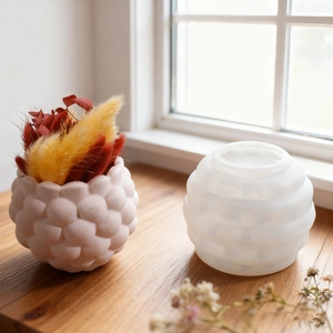 Vue détaillée du moule en silicone à texture bulles et récipient décoratif rose fini