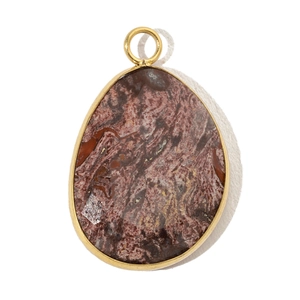 Détail macro du pendentif en pierre naturelle avec bordure dorée et texture minérale