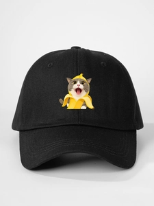Detailaufnahme des Baumwollstoffes und der lustigen Bananenkatze auf der Kappe