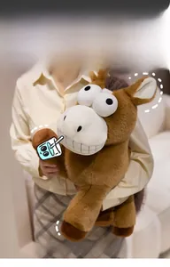 Détail d'un poney en peluche marron drôle avec de grands yeux et un sourire dentu