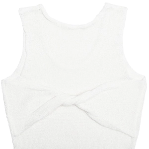 Vue détaillée de la robe blanche en maille sans manches avec un nœud torsadé à l'avant
