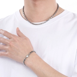 Poliertes Set aus Halskette und Armband mit quadratischen Edelstahl-Gliedern für Damen und Herren