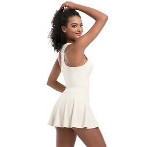 Vue détaillée de l'ourlet plissé et du tissu élastique de cette robe de tennis blanche
