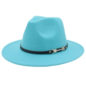 Détail du chapeau fedora bleu canard avec ruban en simili cuir noir et boucle en métal