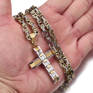 Detailansicht der zweifarbigen Byzantiner-Kette mit einem Zirkonia-Kreuzanhänger