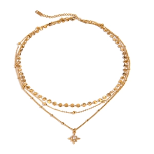 Dreilagige goldene Edelstahlkette mit glitzerndem Sternanhänger und feiner Gliederkette