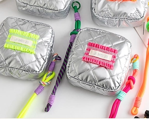 Mini pochette matelassée en cuir PU argenté avec froufrous néon et cordon tressé coloré