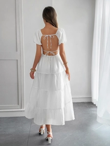 Détail de la robe midi blanche avec dos nu à lacets et jupe à plusieurs niveaux