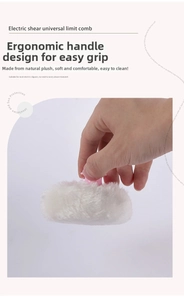 Détail d'une houppette blanche et douce avec une poignée rose pratique pour les soins de bébé