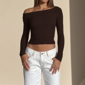 Haut moulant marron foncé à épaule dénudée et manches longues pour femme avec jean