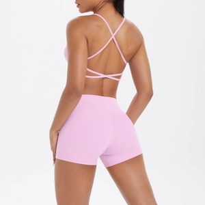 Vue arrière du soutien-gorge de sport rose et du short de fitness à taille haute
