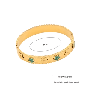 Dettaglio del bracciale in acciaio inossidabile dorato con fiori verdi e dimensioni