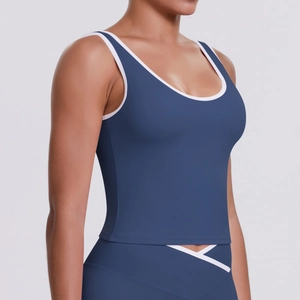 Détail de la taille croisée et bordures contrastées blanches sur ensemble yoga bleu