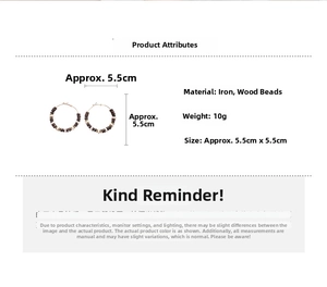 Vue détaillée des boucles d'oreilles créoles de 5,5cm avec perles en bois et fer forgé