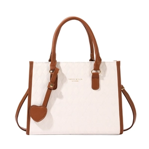 Sac cabas bicolore blanc et marron avec motif matelassé, double anse et pendentif en cœur