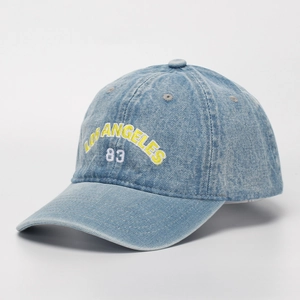 Detail der Los Angeles 83 Stickerei auf der gewaschenen blauen Denim-Baseballkappe