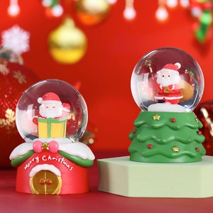 Boule à neige festive Père Noël avec bases thématiques rouge et sapin vert