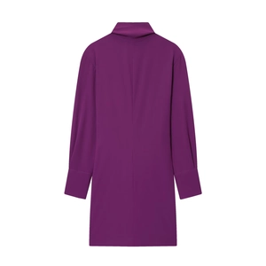 Mini-robe violette à manches longues avec col roulé et poignets larges vue de dos sur gris