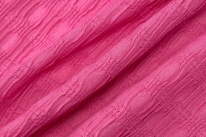 Vue macro du tissu seersucker rose avec détails de texture froissée et gaufrée