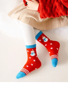 Dettaglio calzini natalizi in cotone per bambini con motivi a pupazzo di neve e maglia
