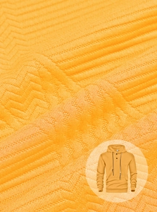 Vue macro du tissu jaune texturé d'un sweat à capuche montrant les détails du tricot