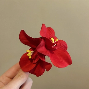 Pinza de pelo romántica con orquídea roja y pétalos de tela para vacaciones en la playa