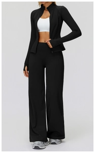 Détail d'un ensemble de sport noir zippé en polaire pour femme avec pantalon large taille haute