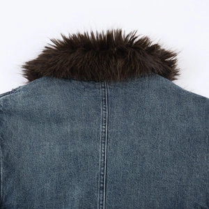 Detailopname van vintage blauw denim jack met donkerbruine kraag van imitatiebont en textuur