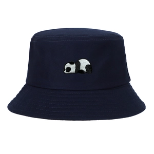 Dettaglio ricamo panda su cappello alla pescatora in cotone blu scuro per viaggi all'aperto