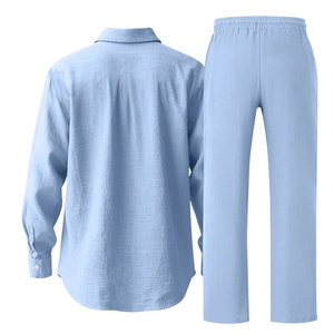 Vue arrière du costume en lin bleu clair montrant le col de chemise et la taille élastique