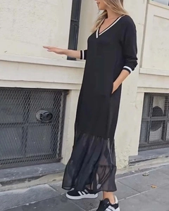 Détail du col en V rayé et de l'ourlet en mesh multicouche sur robe noire