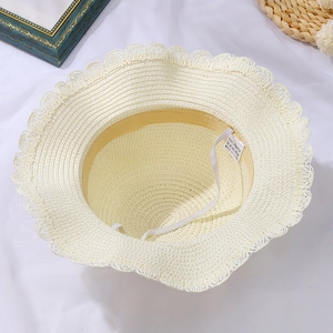 Dettaglio cappello parasole in fibra di carta intrecciata con bordo in pizzo e fascia interna