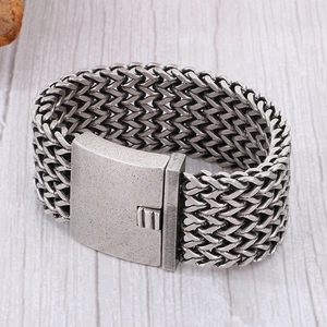 Detailaufnahme der Schließe des 30mm Vintage-Edelstahl-Armbands im geflochtenen Design