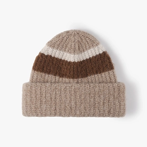 Bonnet en maille de laine épaisse avec rayures beige, blanc et marron duveteux