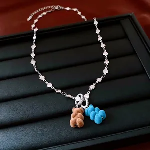 Collier avec pendentif ours en peluche, chaîne à cœurs argentés et texture floquée