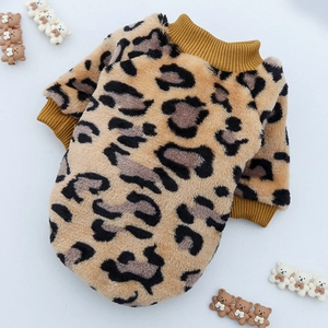 Détail du pull pour animal à motif léopard avec texture polaire et poignets jaunes côtelés