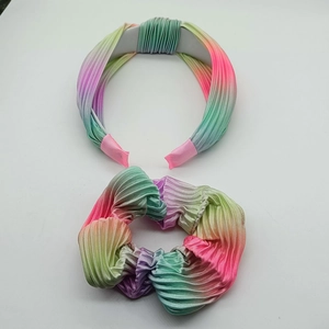 Set cerchietto e elastico plissettato arcobaleno con trama di seta tie-dye vibrante