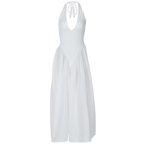 Detail eines weißen Neckholder-Jumpsuits mit tiefem V-Ausschnitt und weitem Bein