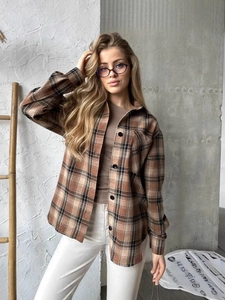 Chemise à carreaux marron pour femme avec manches longues et col à revers style décontracté