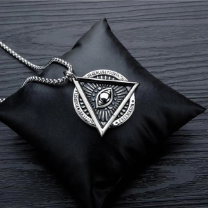 Collier gothique avec pendentif œil de la providence maçonnique sur un support en cuir noir