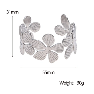 Détail macro du bracelet fleuri en acier argenté avec dimensions de 31mm de haut et 55mm de large