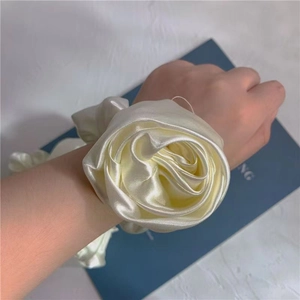 Elegante elastico per capelli a forma di rosa in seta bianco crema sul polso