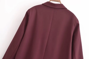 Détail du col arrière et des coutures sur un manteau long bordeaux foncé en tissu tissé lisse