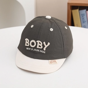 Détail de la broderie BOBY en 3D sur cette casquette de baseball pour enfant à séchage
