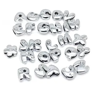 Dettaglio di perline alfabeto da 8 mm in lega d'argento con strass per bracciali fai-da-te