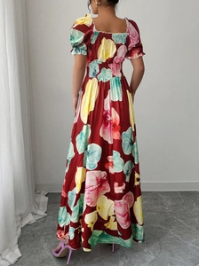 Détail de la robe d'été fleurie à manches bouffantes, dos carré et coupe taille haute