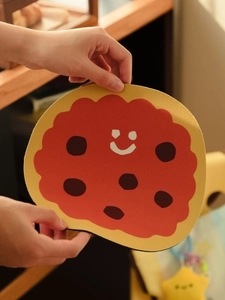 Gros plan d'un dessous de verre en boue de diatomée en forme de biscuit avec visage souriant