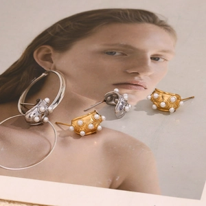 Vue détaillée des boucles d'oreilles lune plaquées or 18K avec perles élégantes